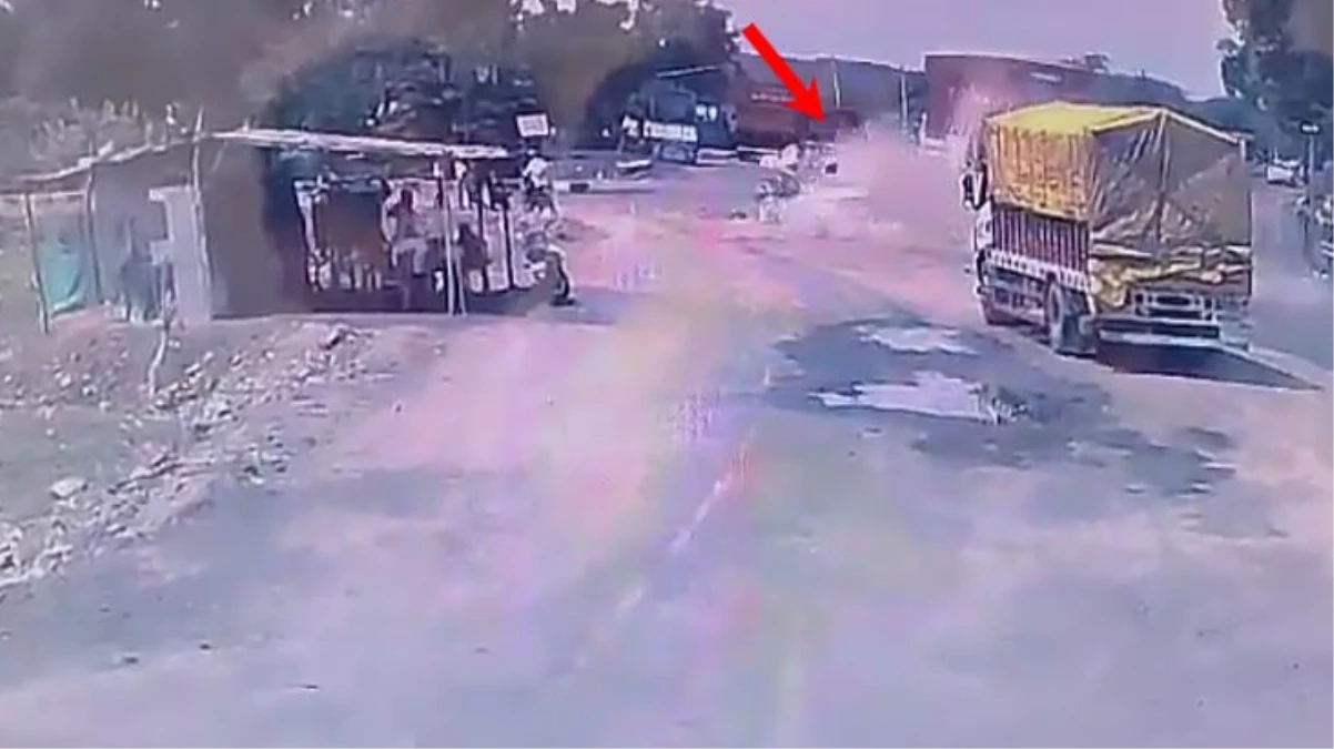 Hindistan'da kamyonla otomobilin çarpışması sonucu 10 kişi öldü, 20 kişi yaralandı
